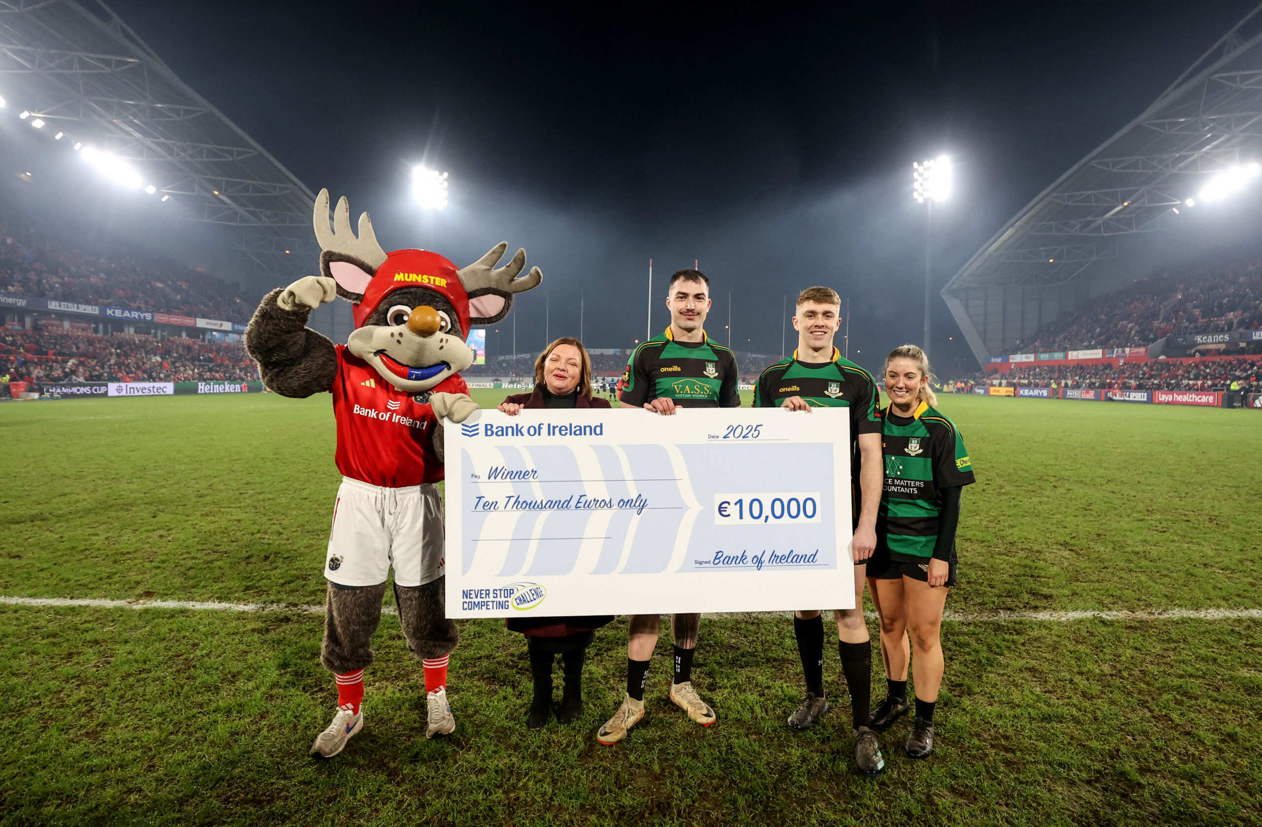 Pictured are the victorious Mallow RFC team of Hunter Gowan, Sam Glynn, and Emma Fitzgerald. Bank of Ireland Mallow branch manager, Cait Irwin, was on hand to present the winning team with the €10,000 prize for their club – along with Oscar, the Munster Rugby mascot.